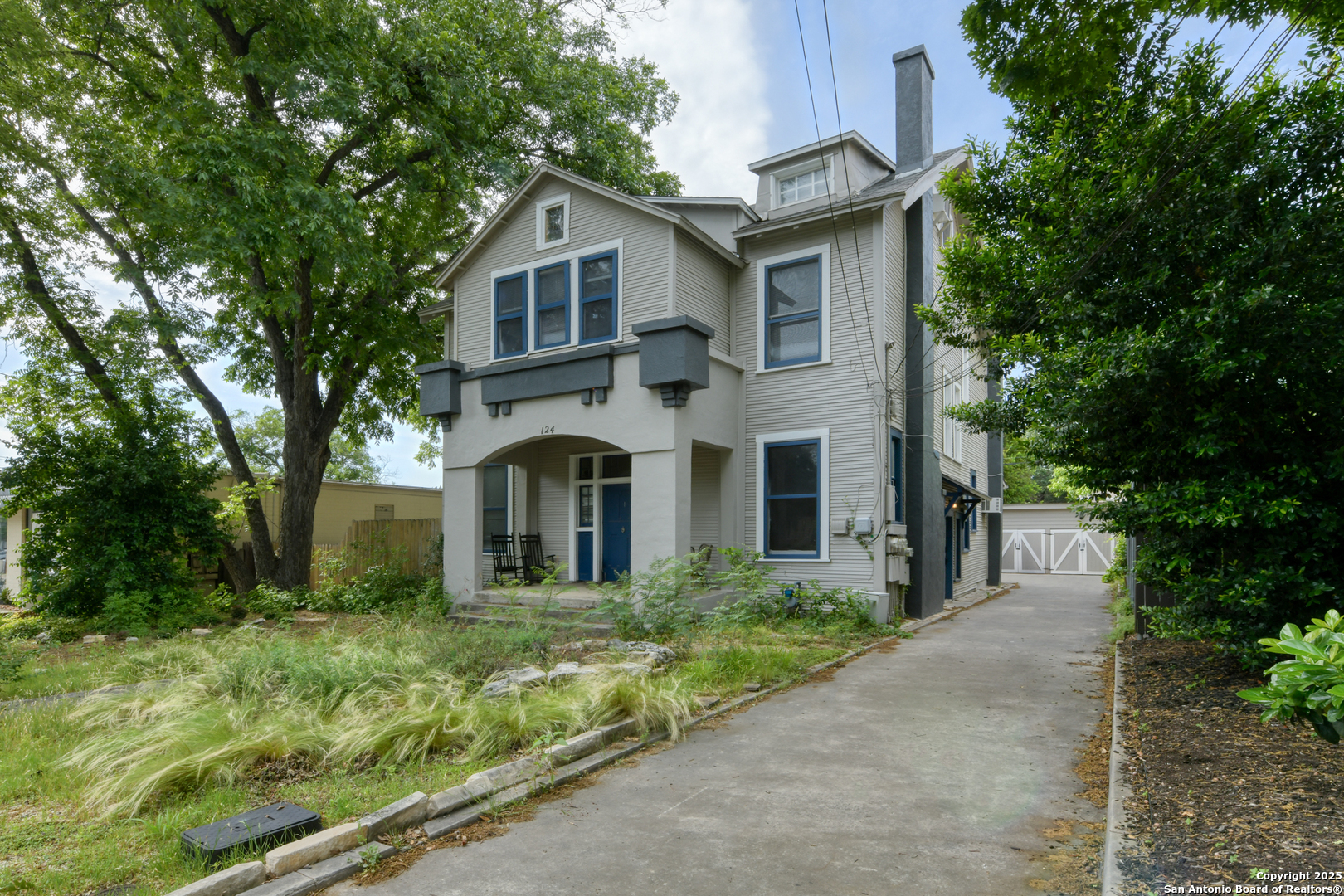 124 W MISTLETOE AVE