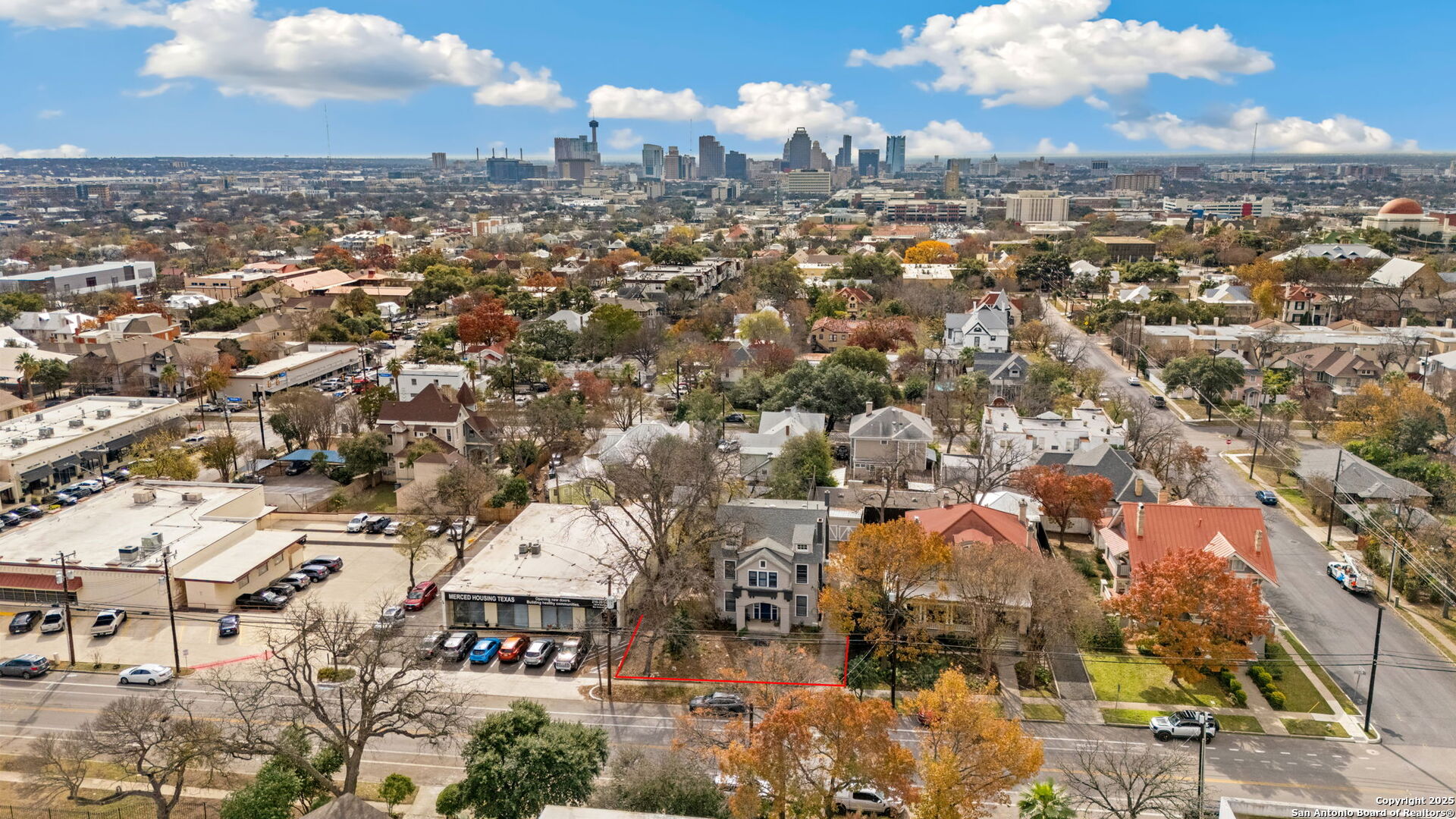 124 W MISTLETOE AVE