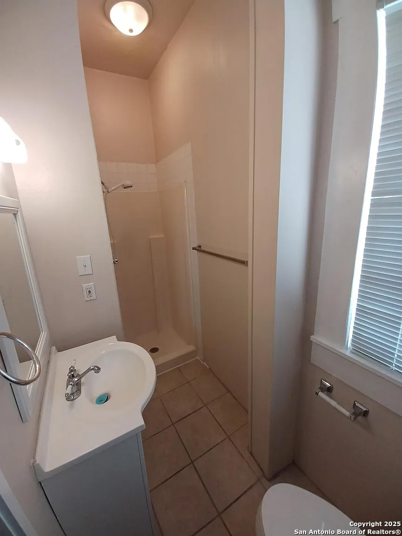 124 W MISTLETOE AVE