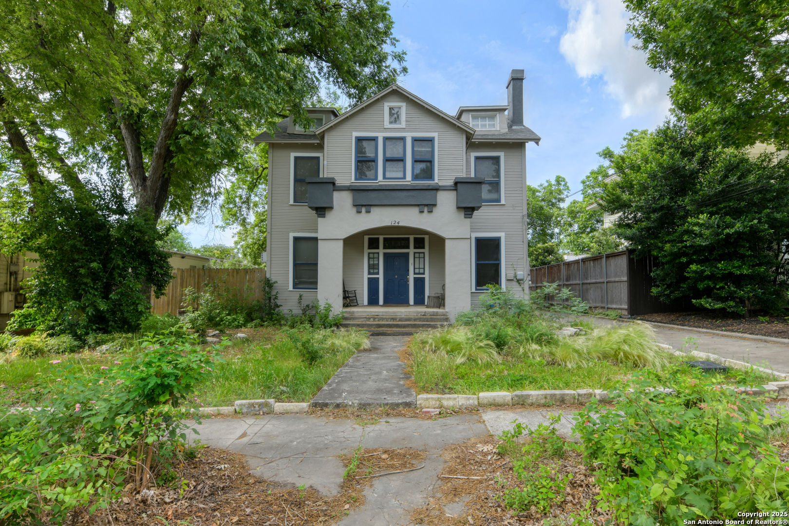 124 W MISTLETOE AVE