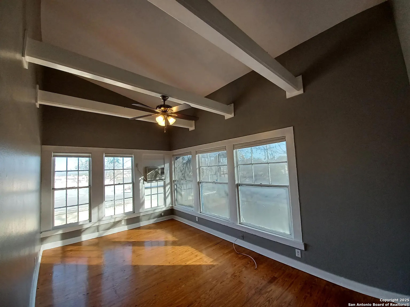 124 W MISTLETOE AVE