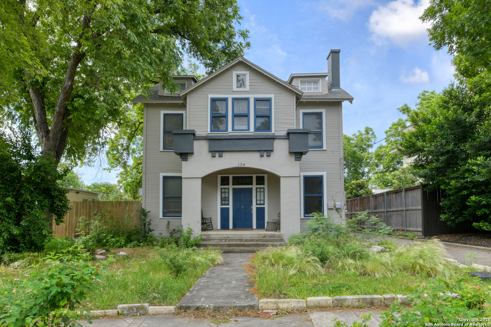 124 W MISTLETOE AVE