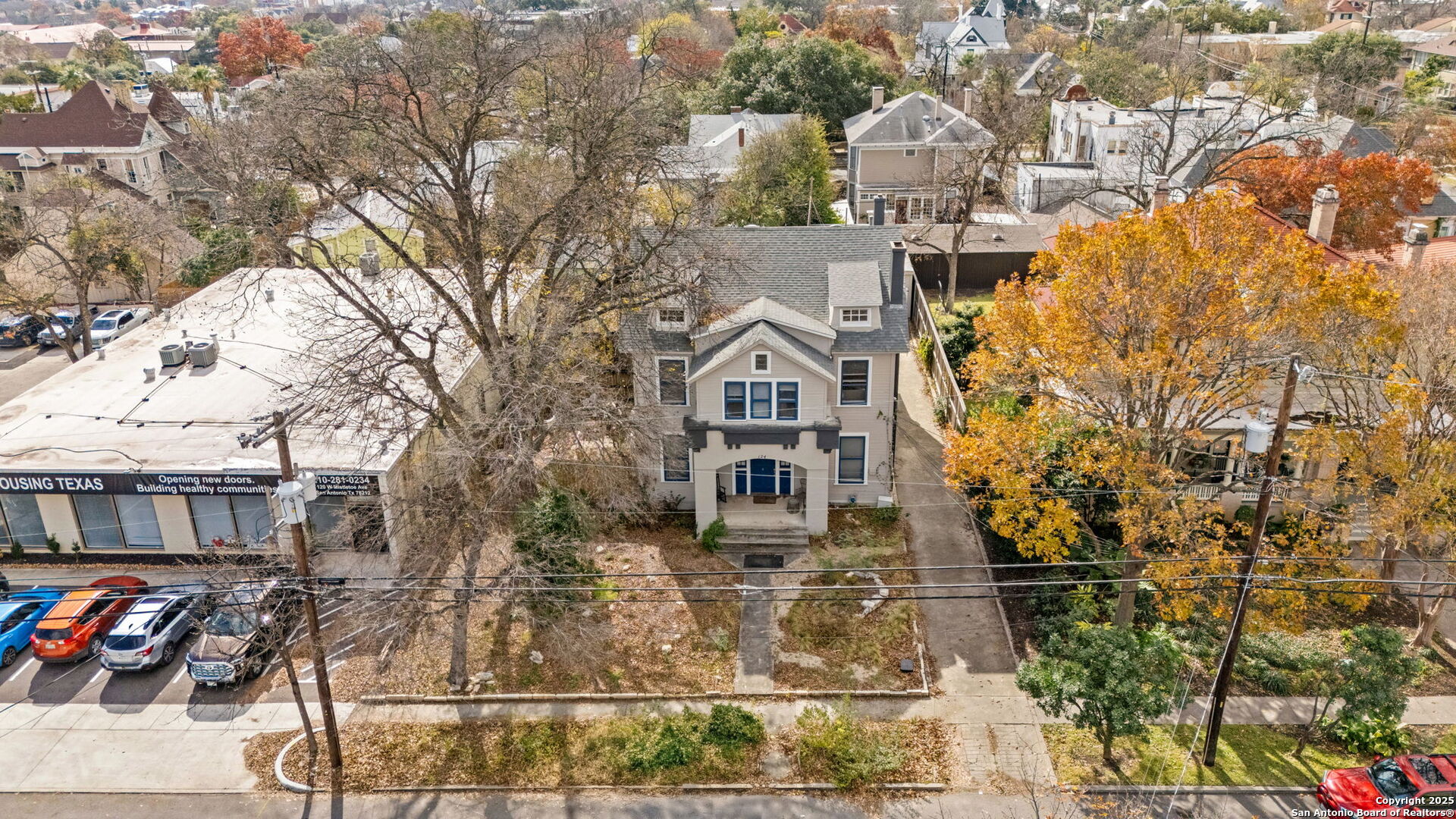 124 W MISTLETOE AVE