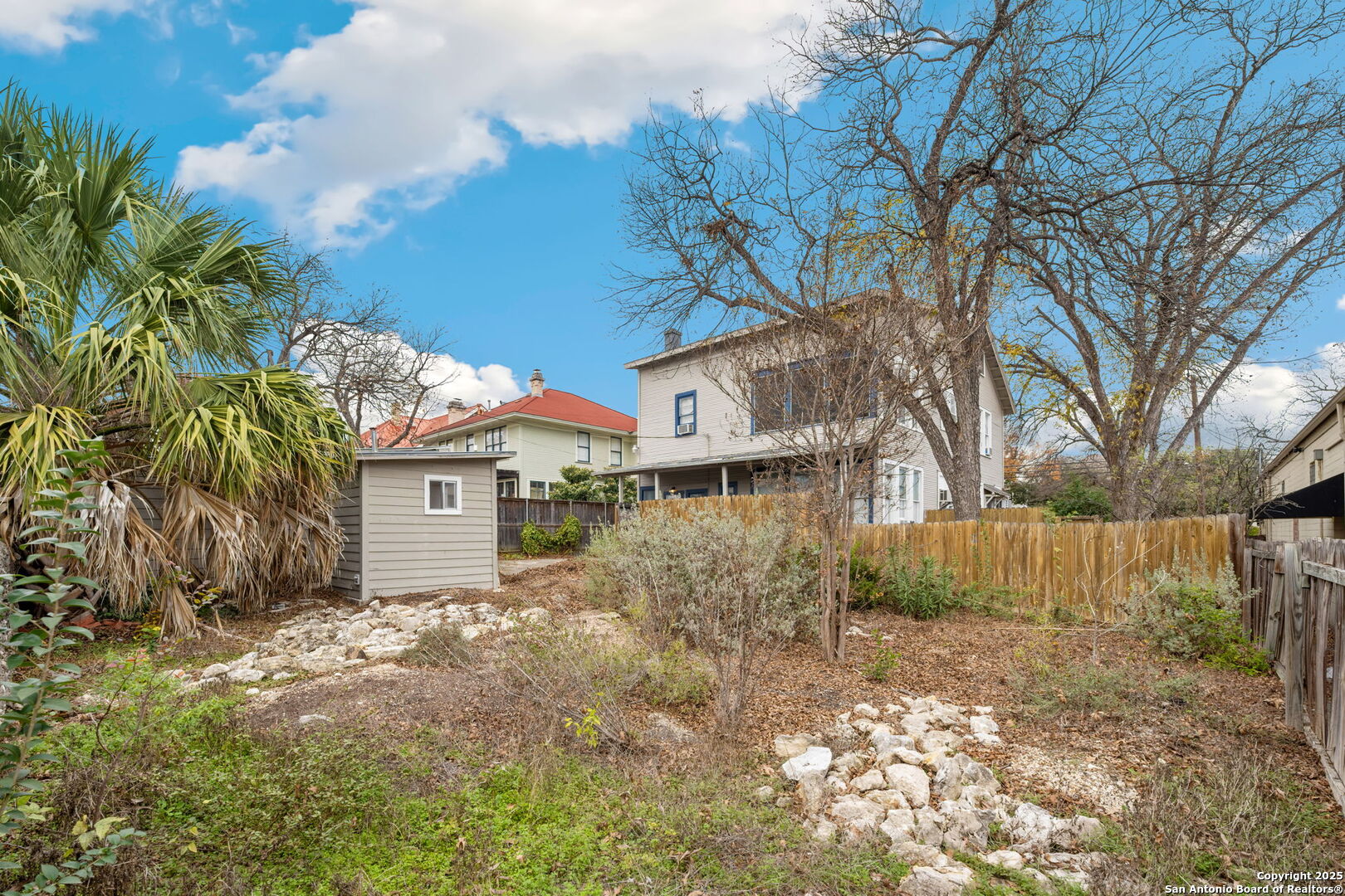 124 W MISTLETOE AVE