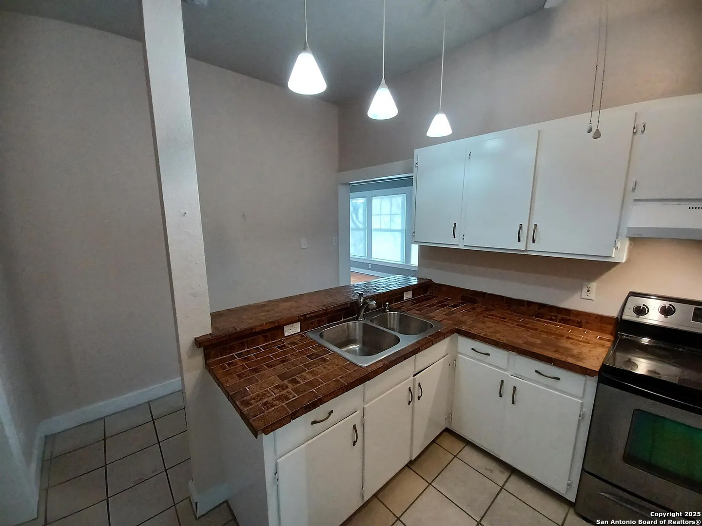 124 W MISTLETOE AVE