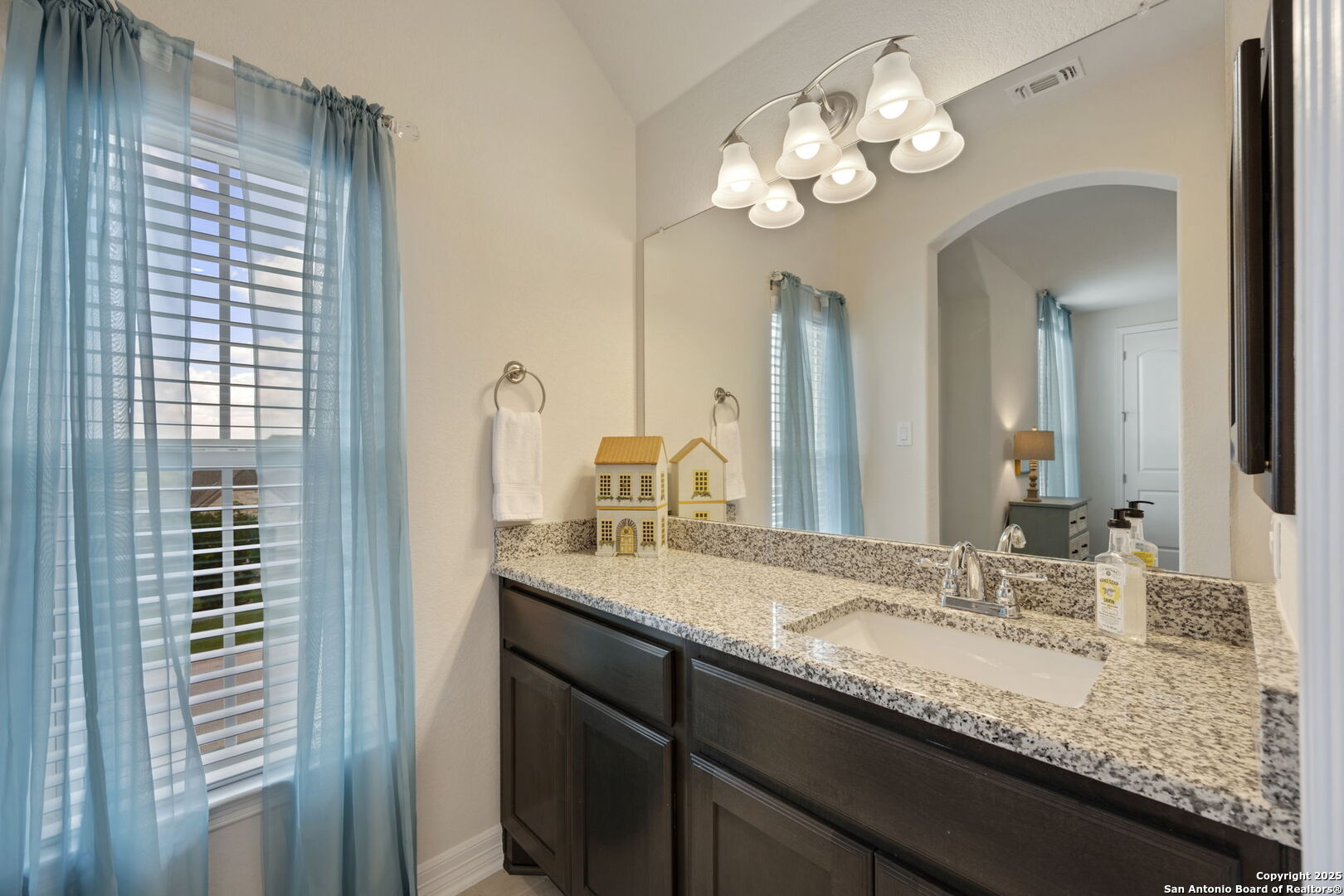 208 Roundtop Hill