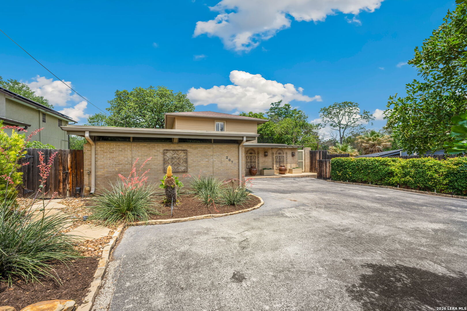 207 E SUNSET RD