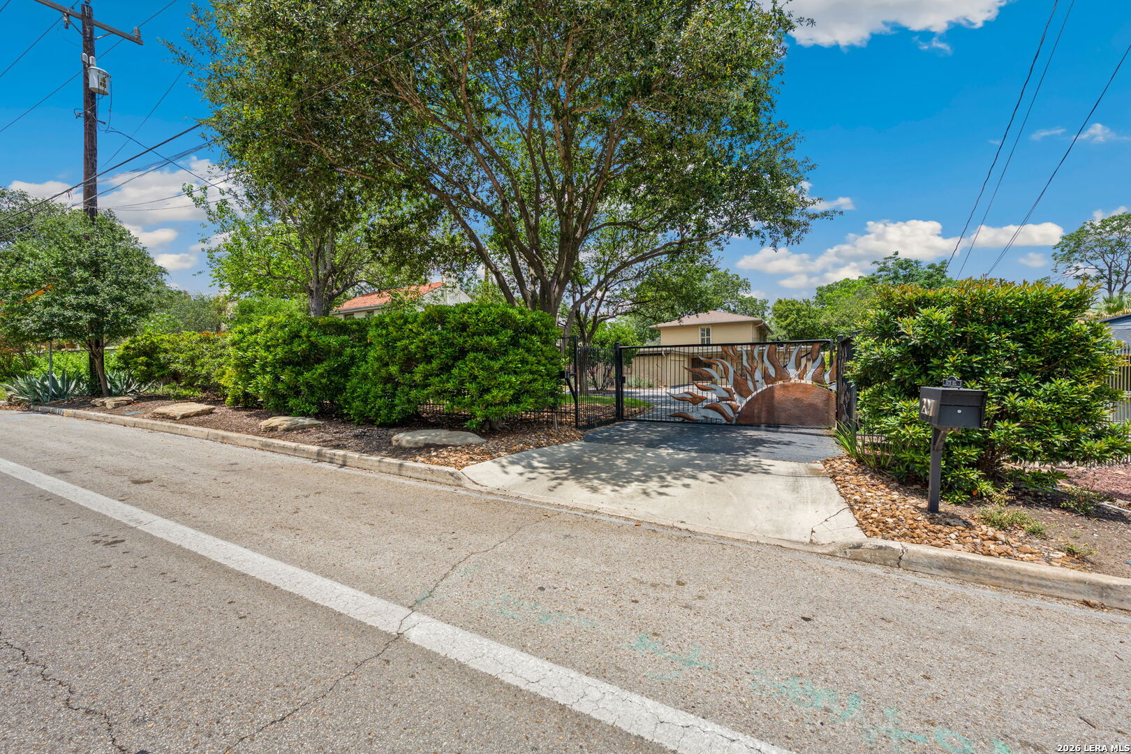 207 E SUNSET RD