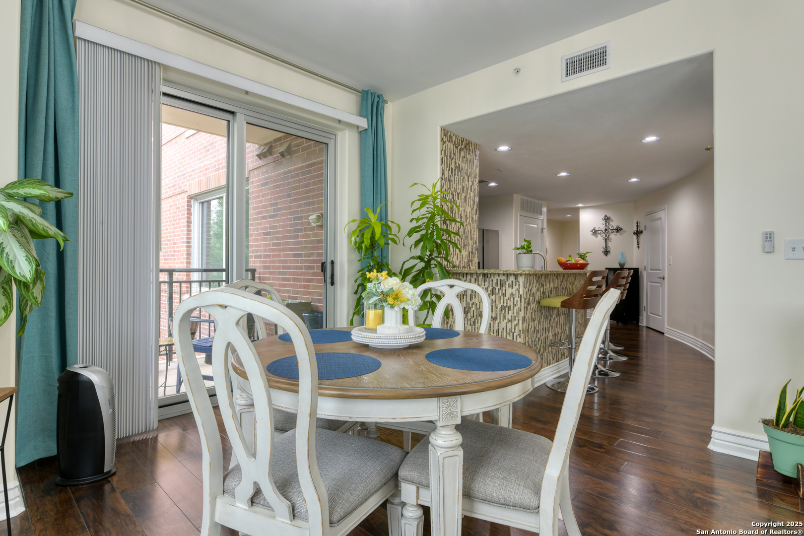 215 N Center St. Unit: 206