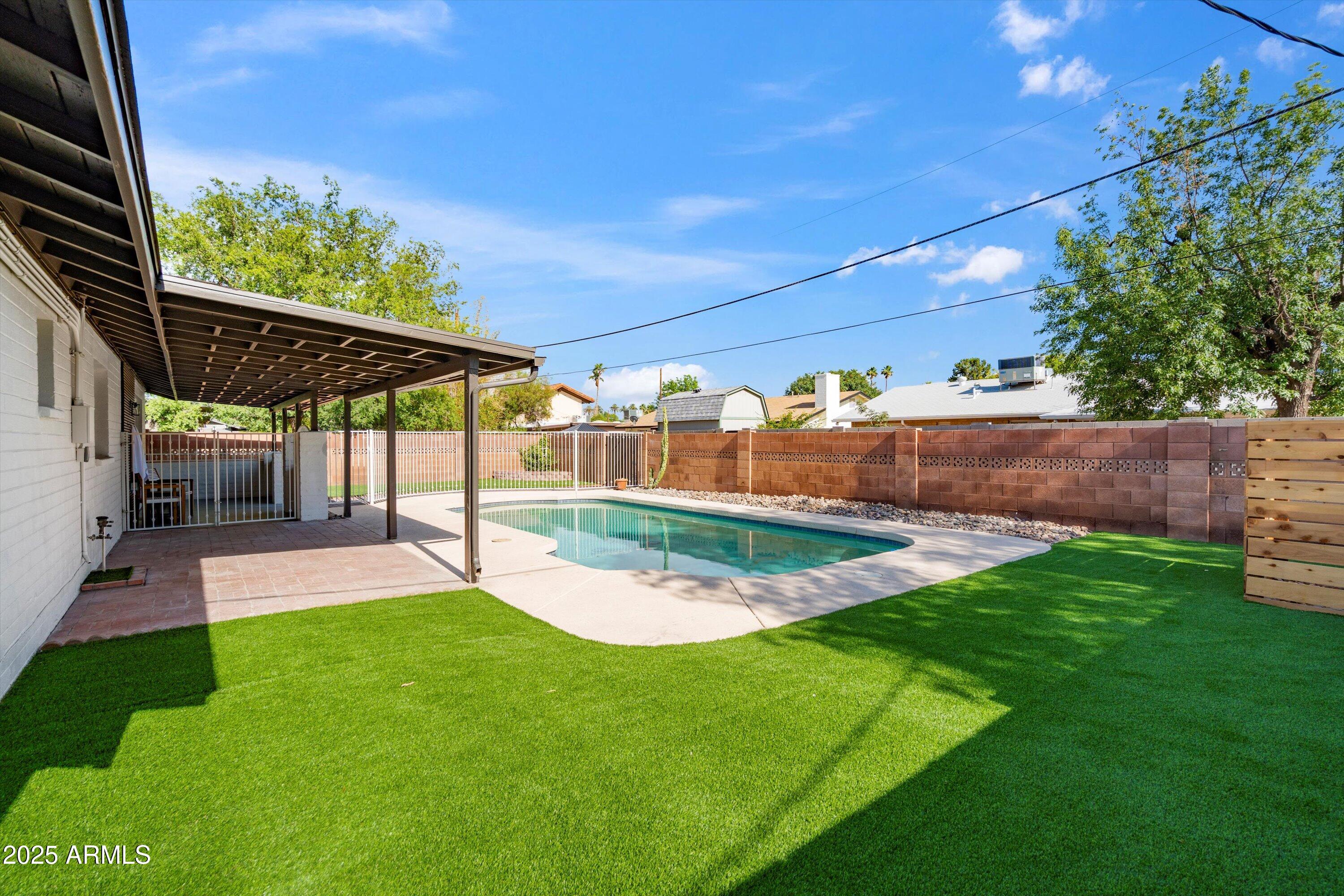 1713 W ROYAL PALM Road