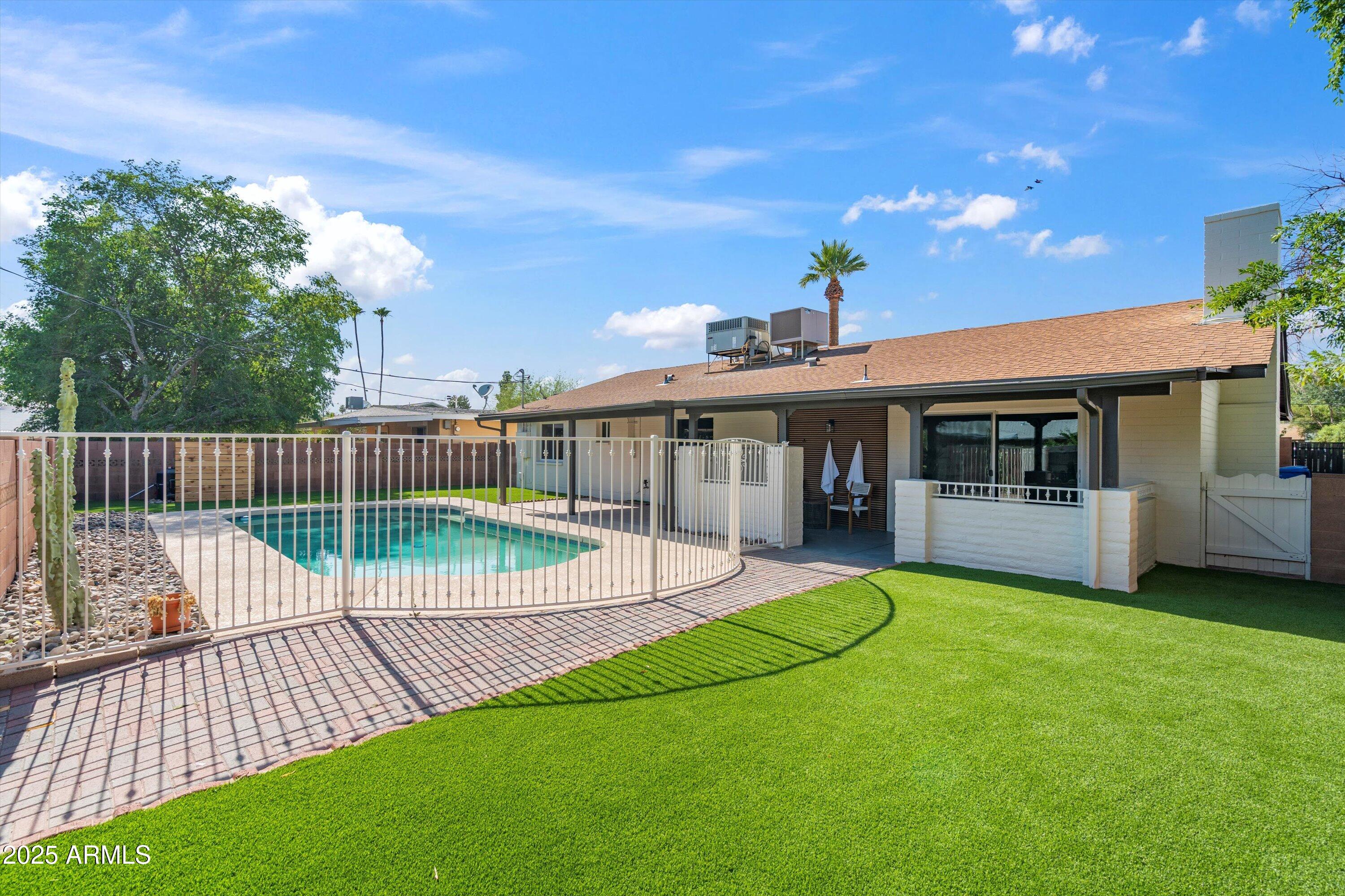 1713 W ROYAL PALM Road