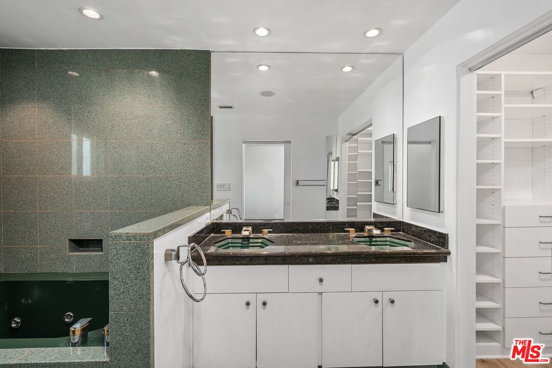 3023 BERKELEY AVE Unit: 8