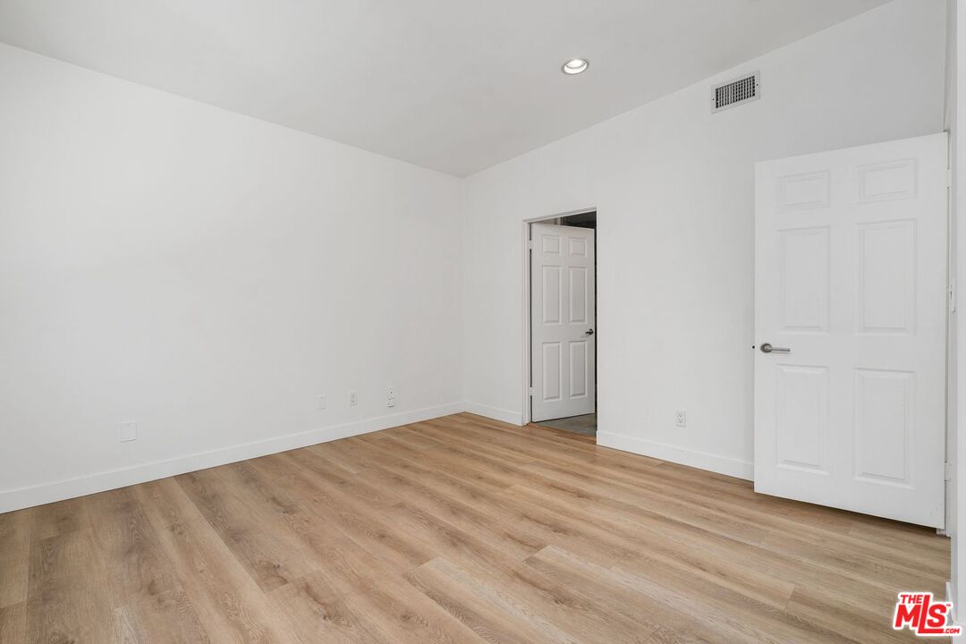 3023 BERKELEY AVE Unit: 8