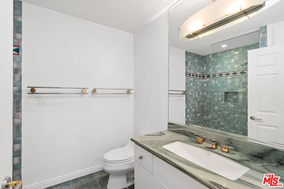 3023 BERKELEY AVE Unit: 8