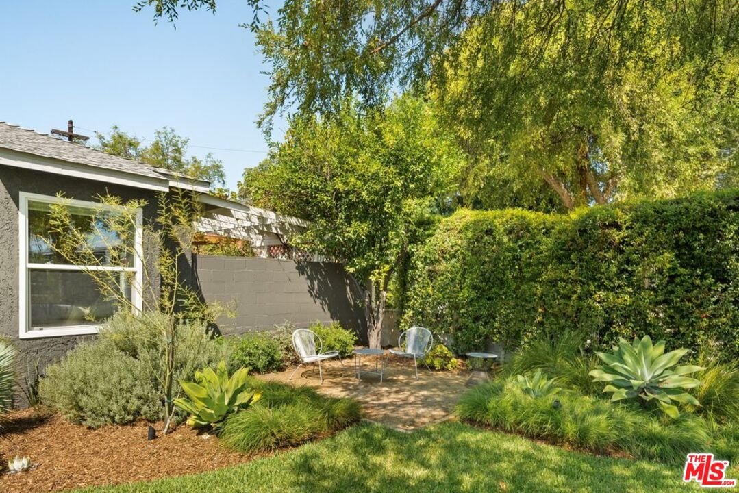 93 S Daisy Ave