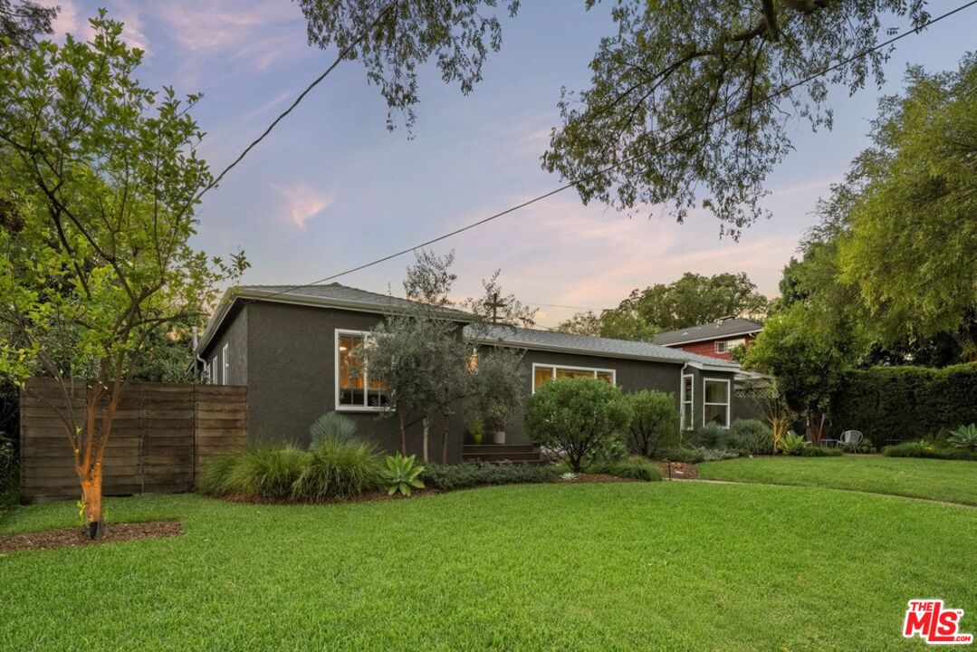 93 S Daisy Ave