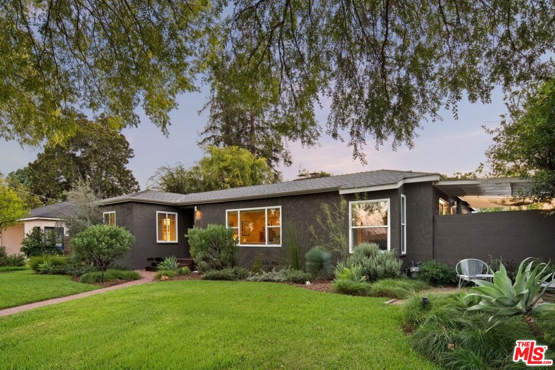 93 S Daisy Ave
