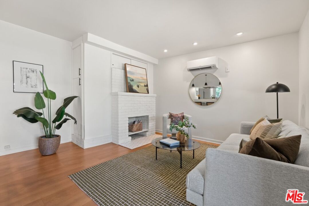 93 S Daisy Ave