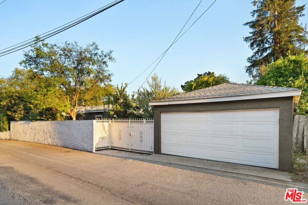 93 S Daisy Ave