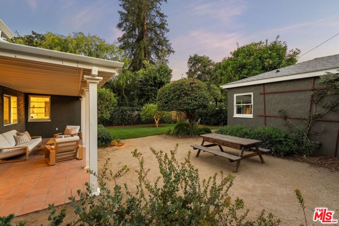 93 S Daisy Ave