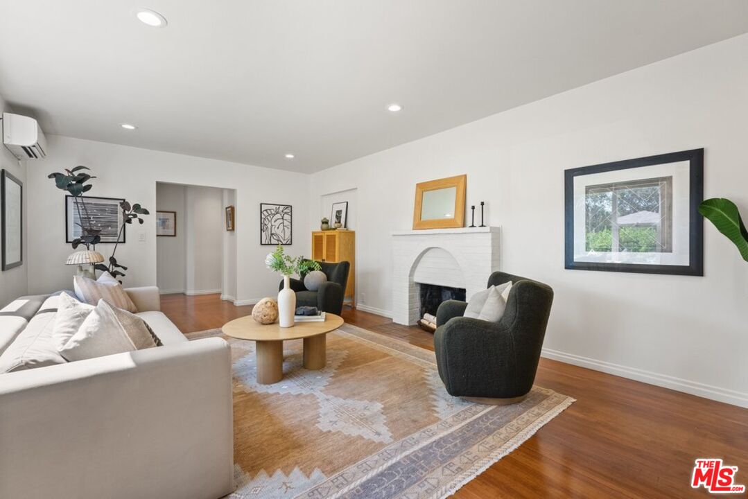 93 S Daisy Ave
