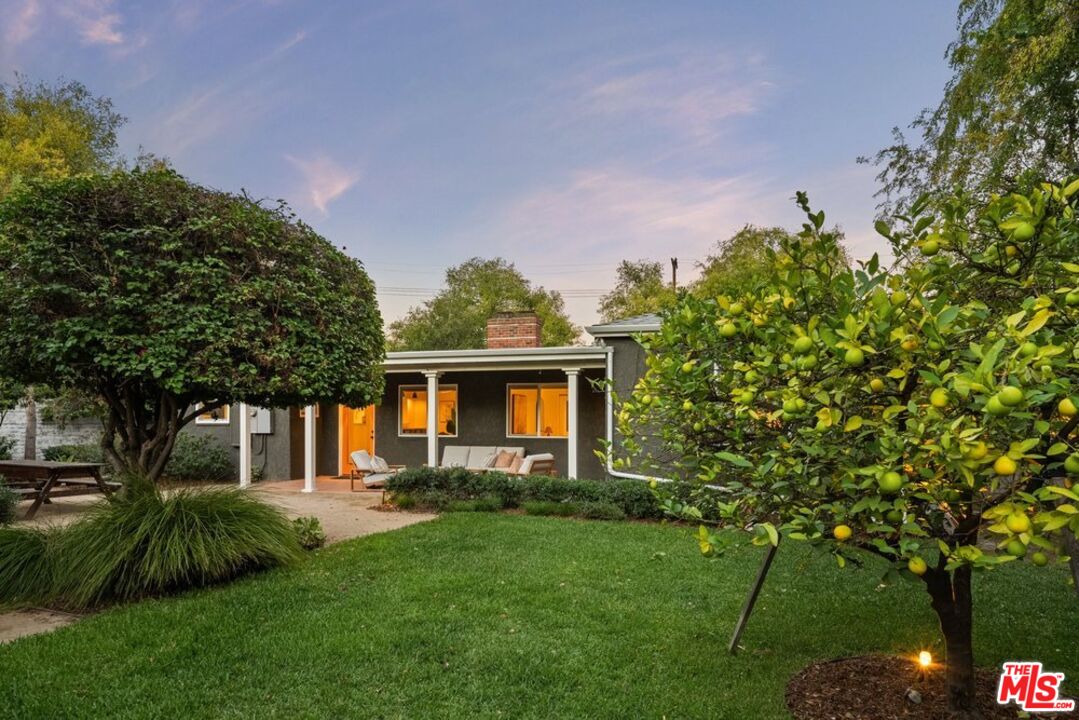 93 S Daisy Ave