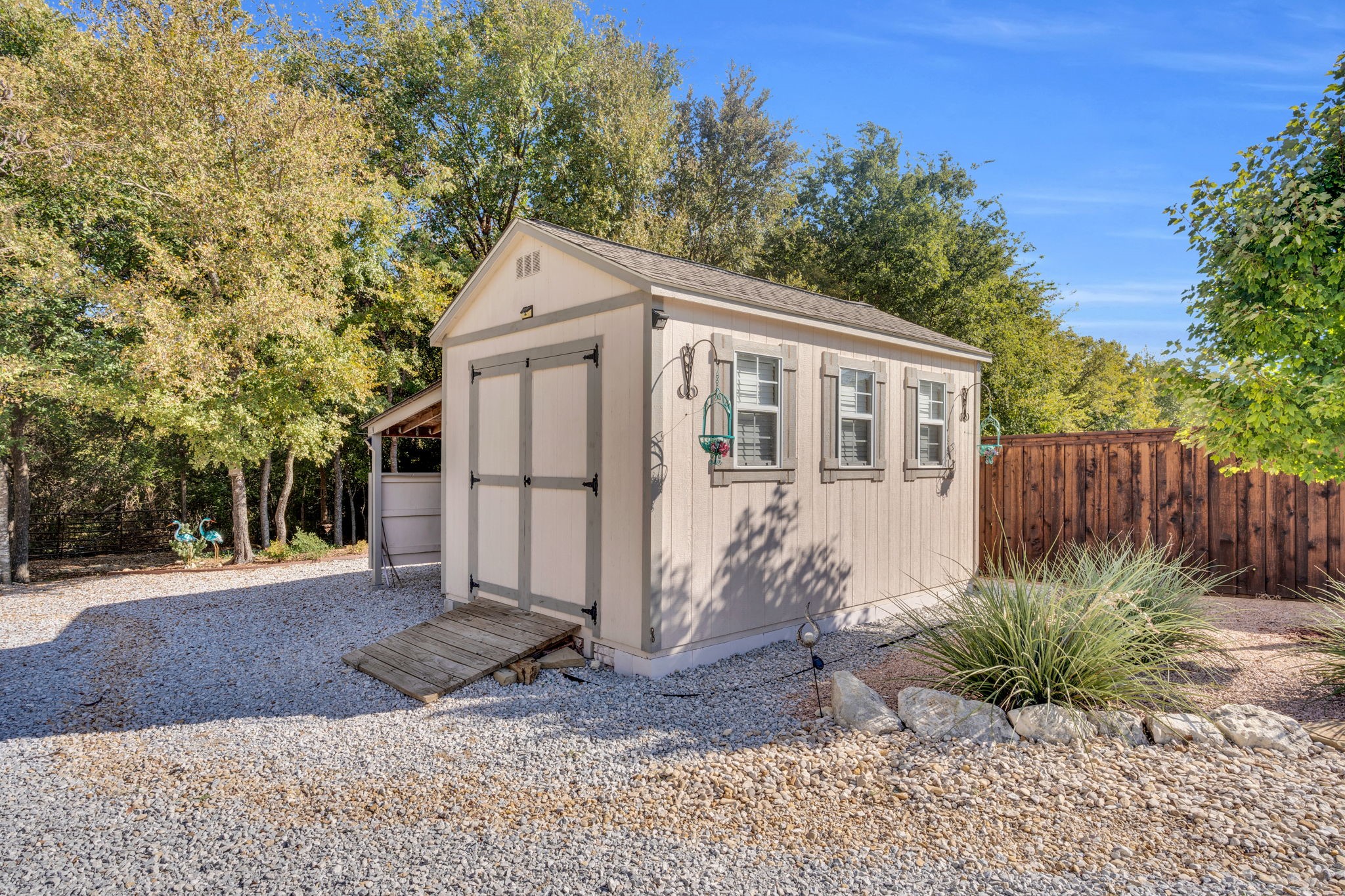 811 San Saba E