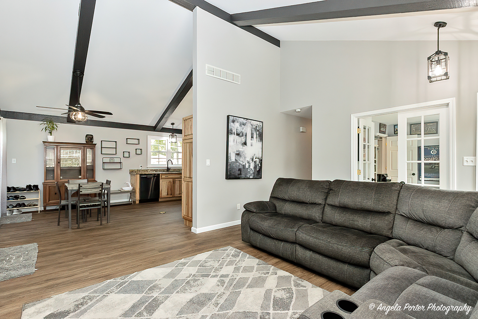1614 W Oakleaf Drive