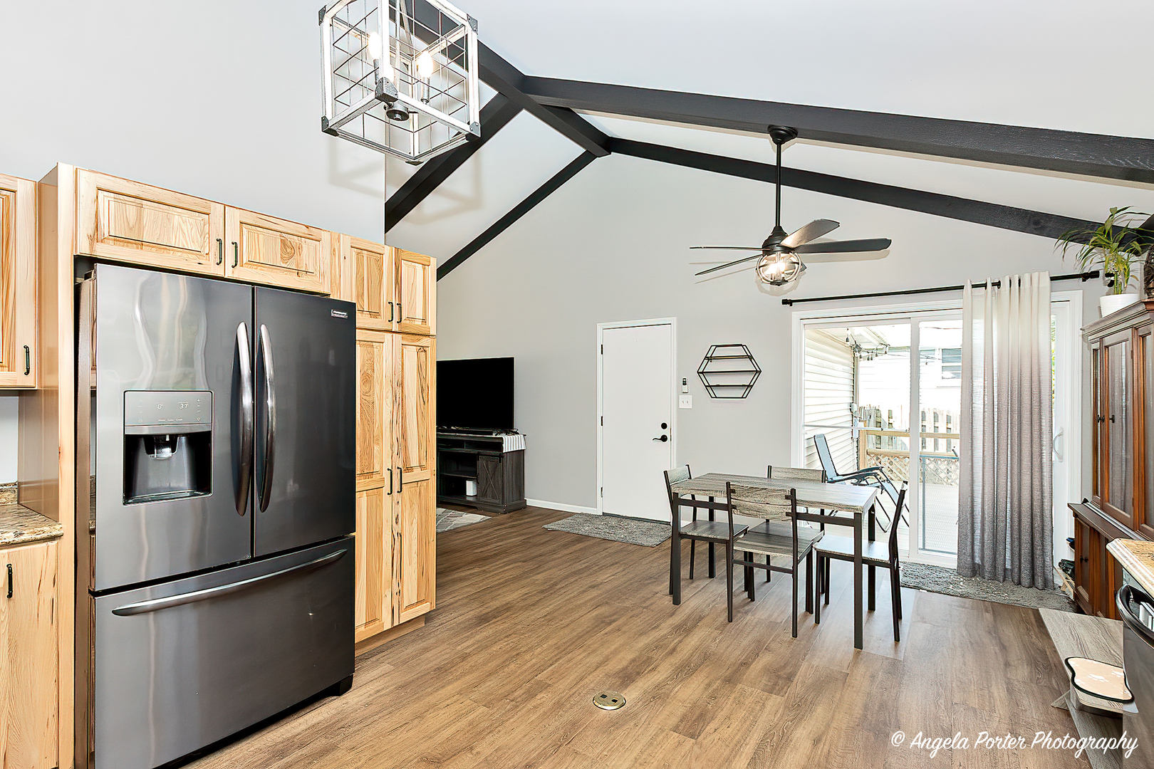 1614 W Oakleaf Drive