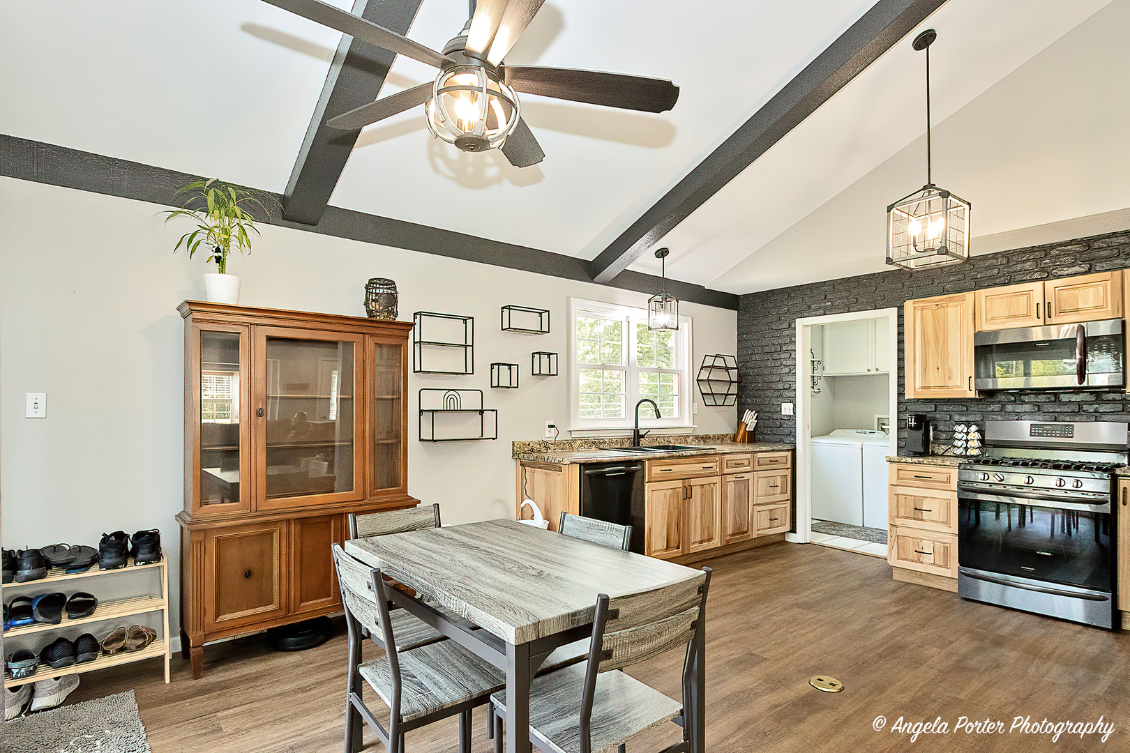 1614 W Oakleaf Drive