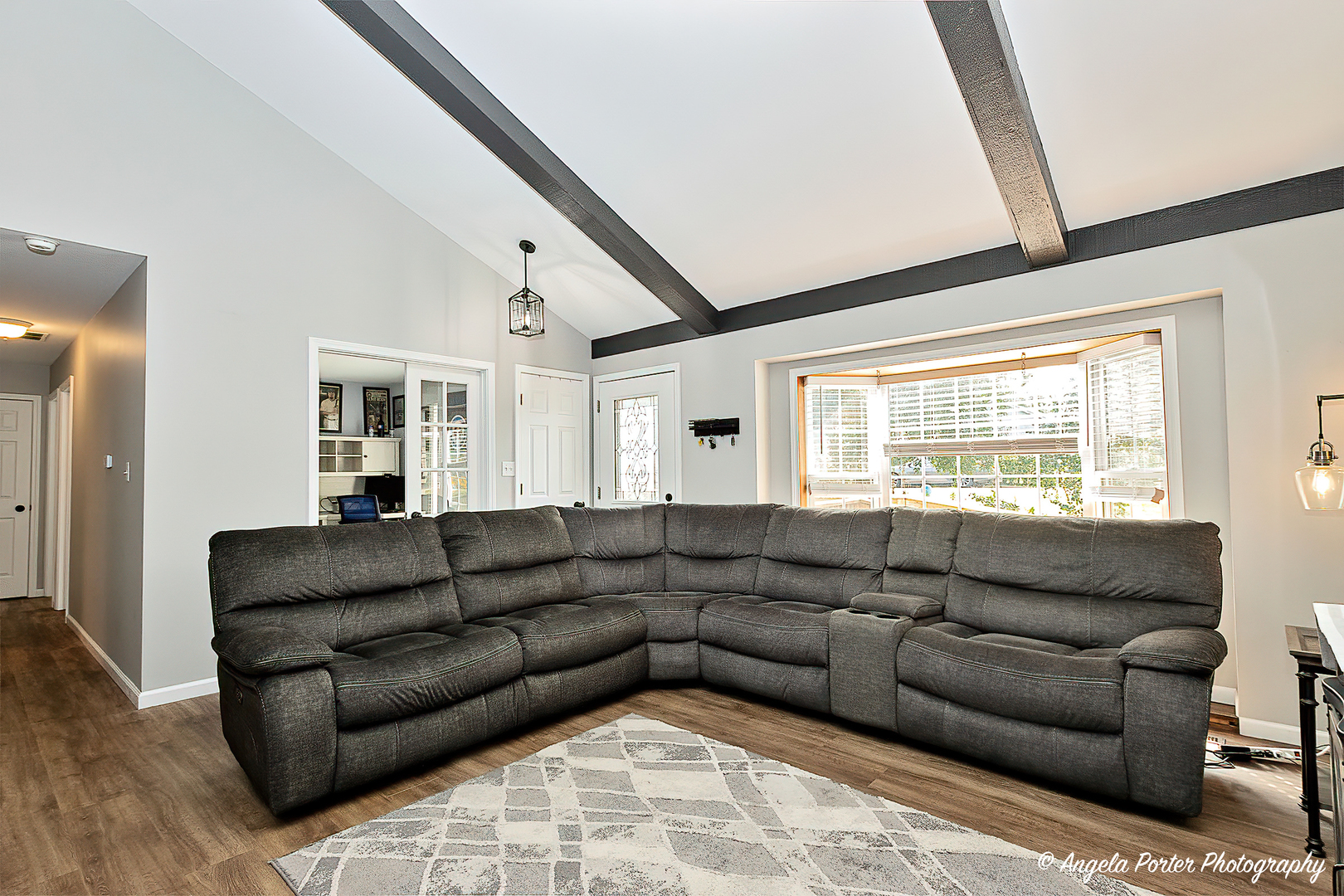 1614 W Oakleaf Drive
