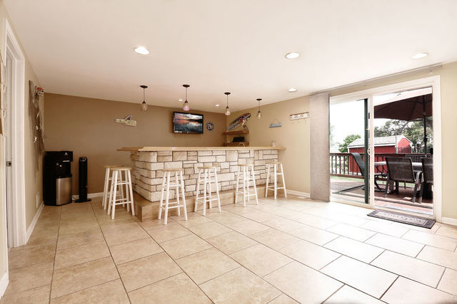100 E Grand Avenue