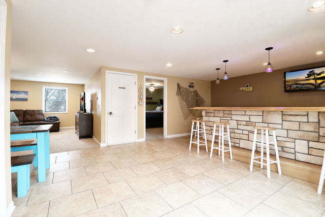 100 E Grand Avenue