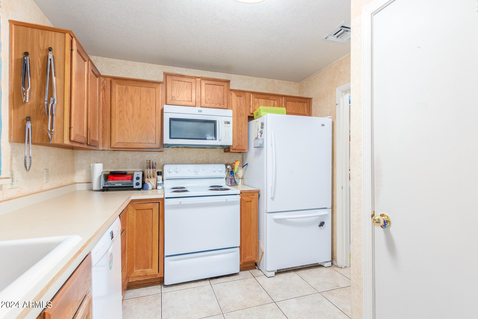 3002 E TOPEKA Drive