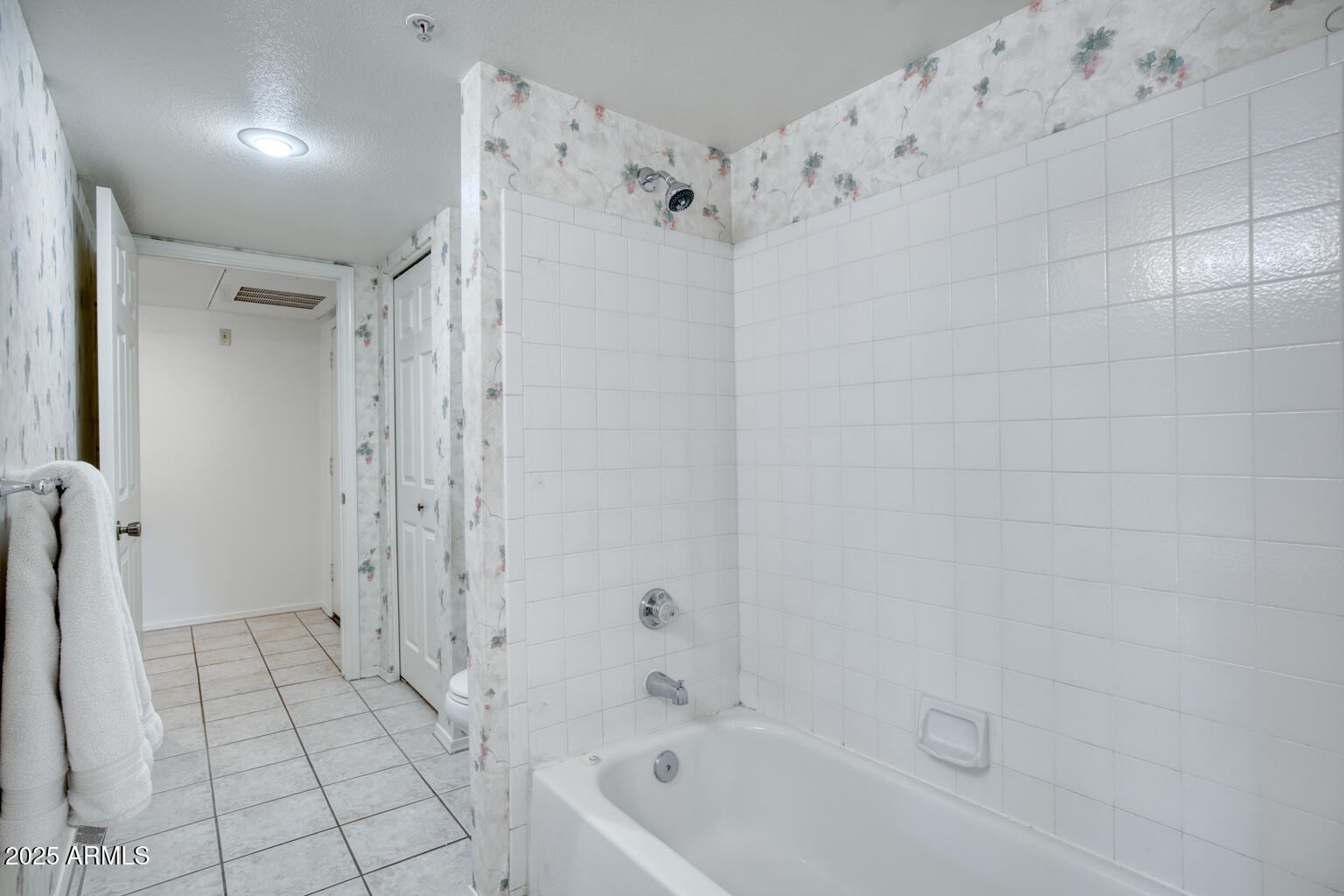 9460 E MISSION Lane, 203