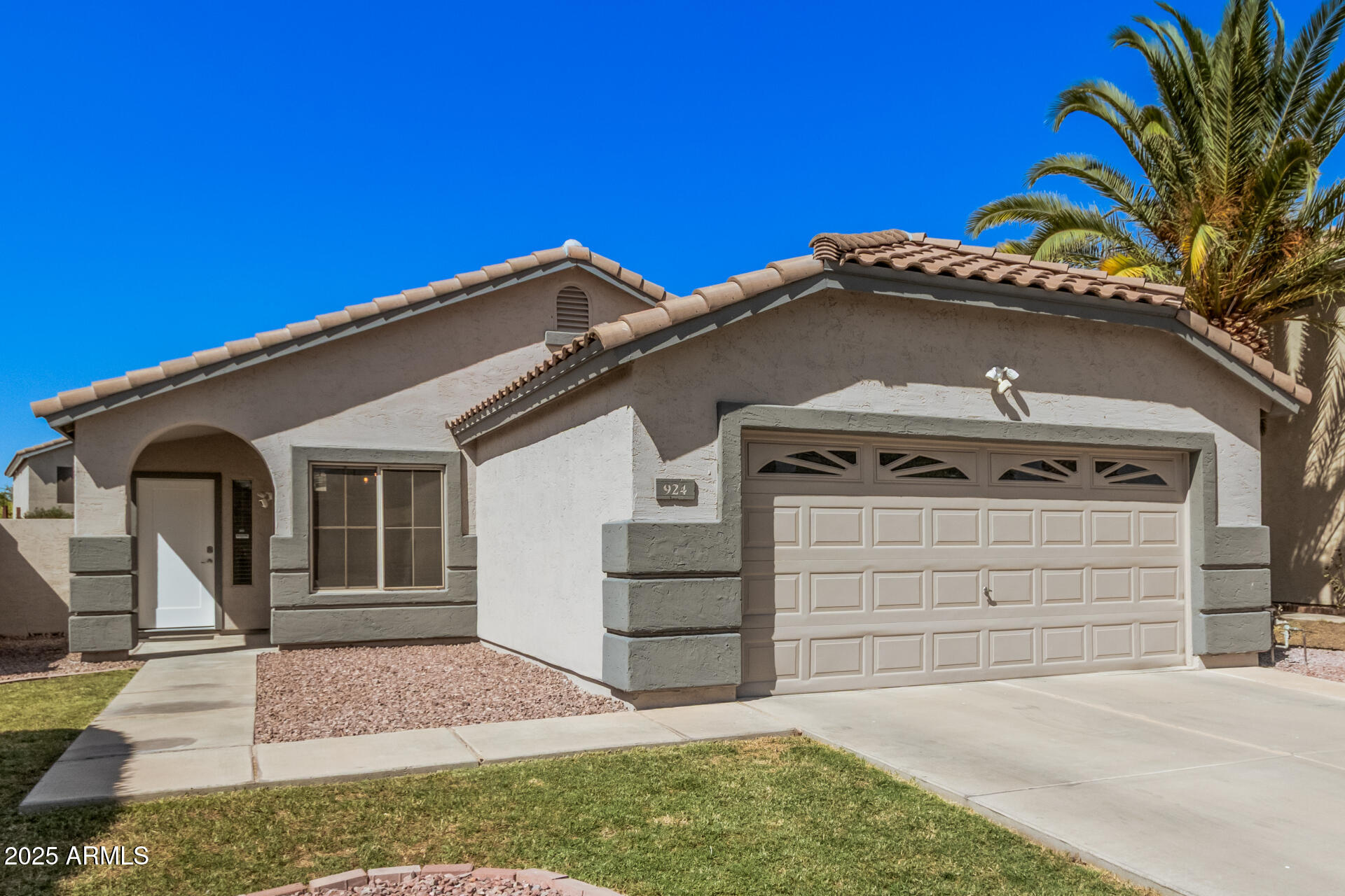924 E BAYLOR Lane