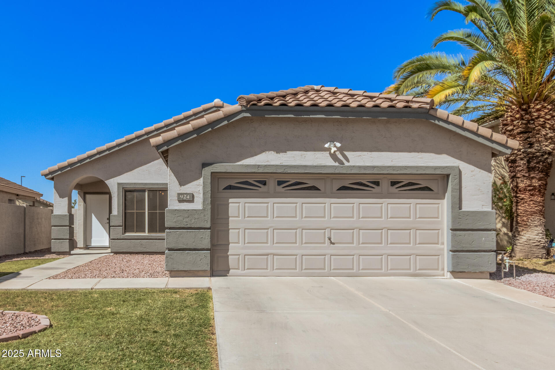 924 E BAYLOR Lane