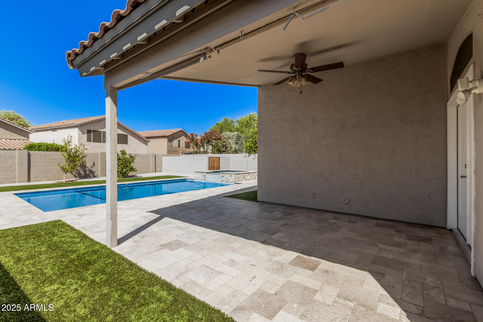924 E BAYLOR Lane
