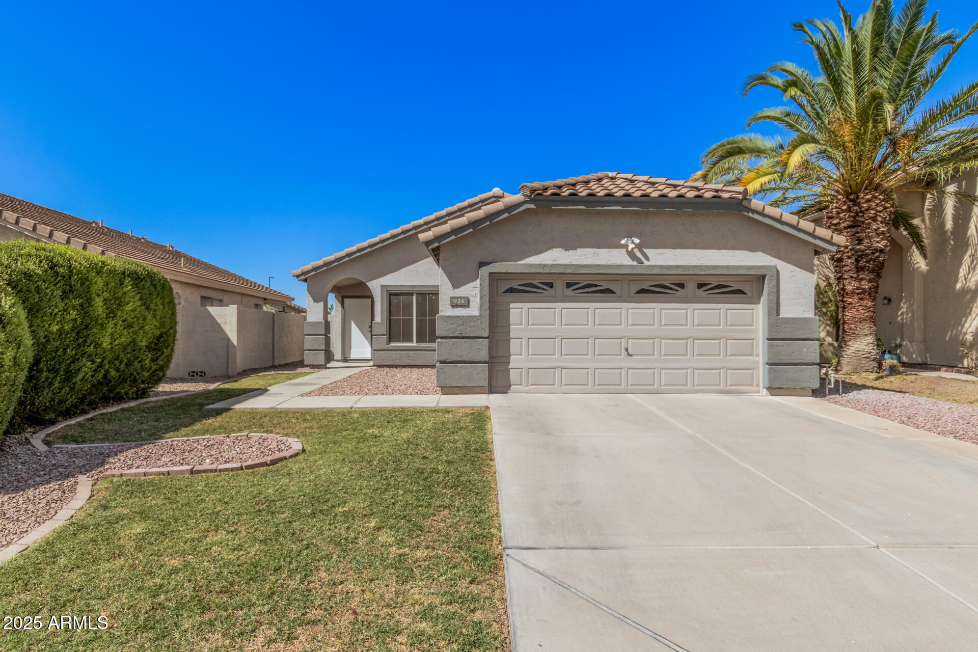 924 E BAYLOR Lane