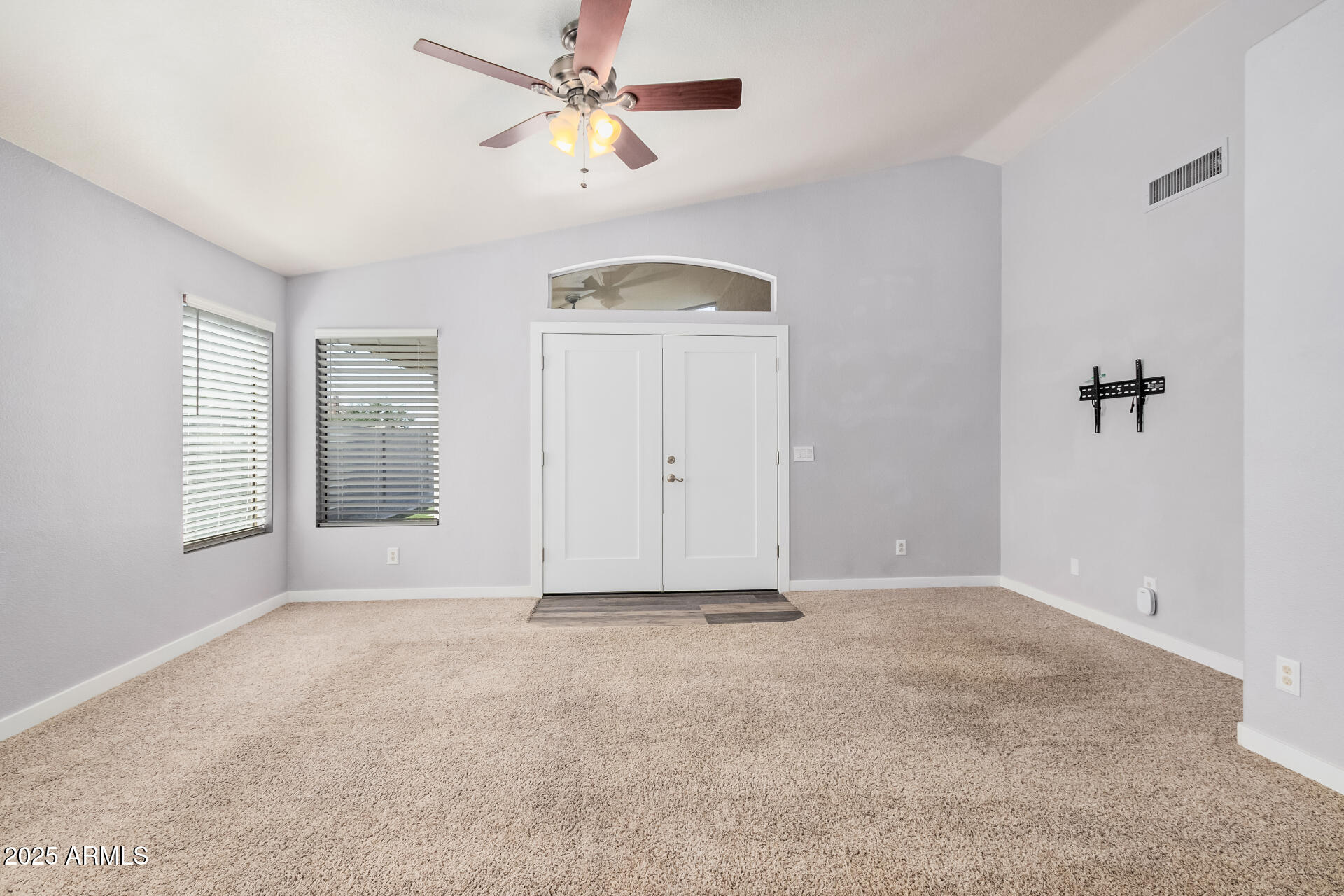924 E BAYLOR Lane