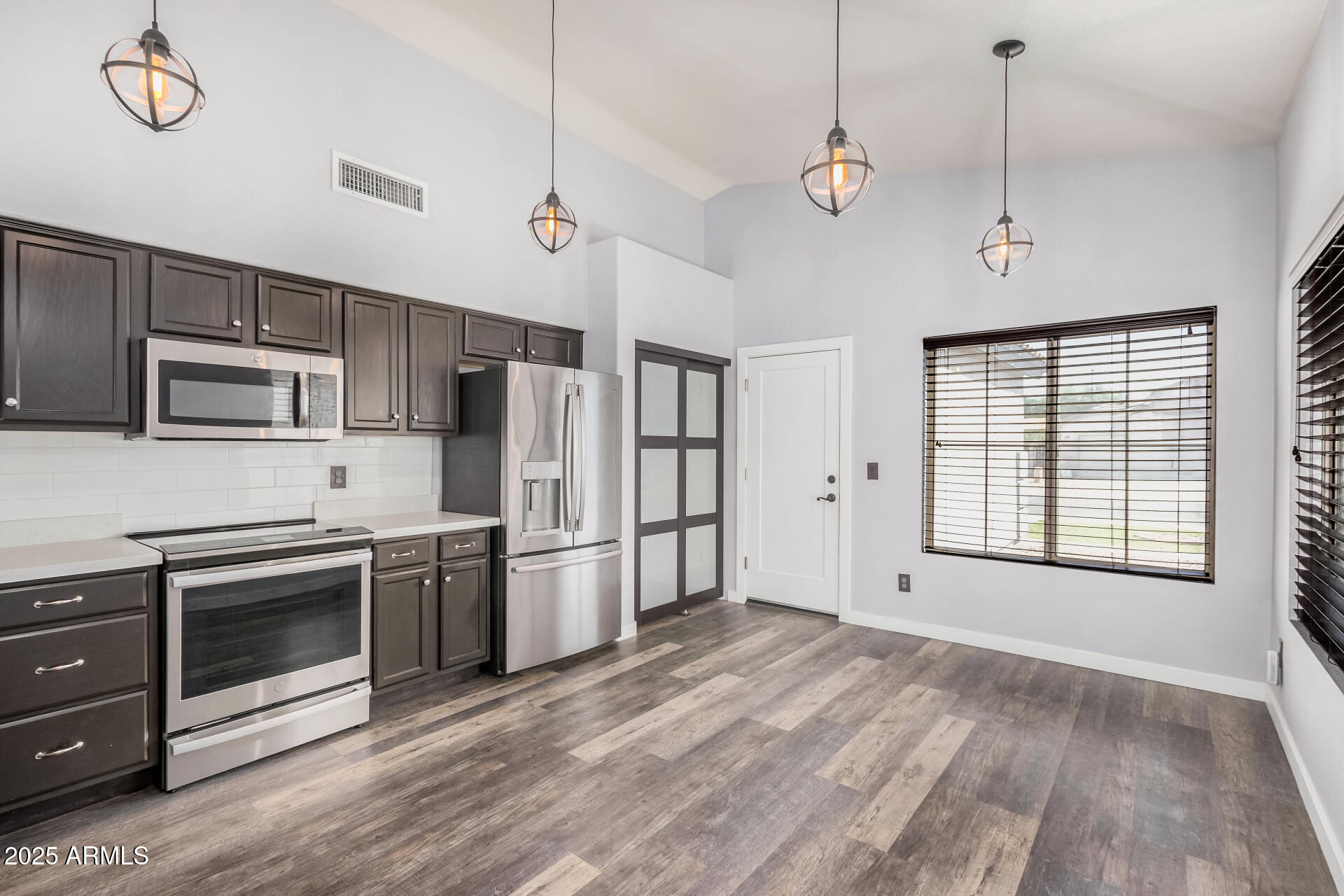 924 E BAYLOR Lane