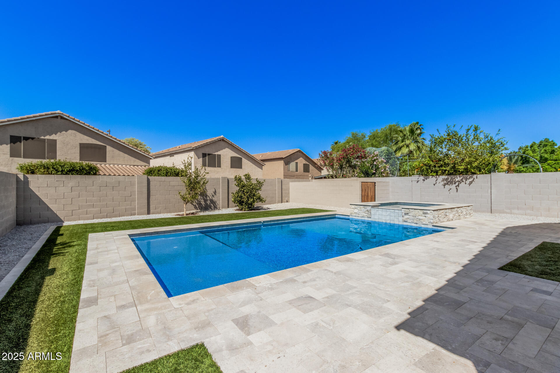 924 E BAYLOR Lane