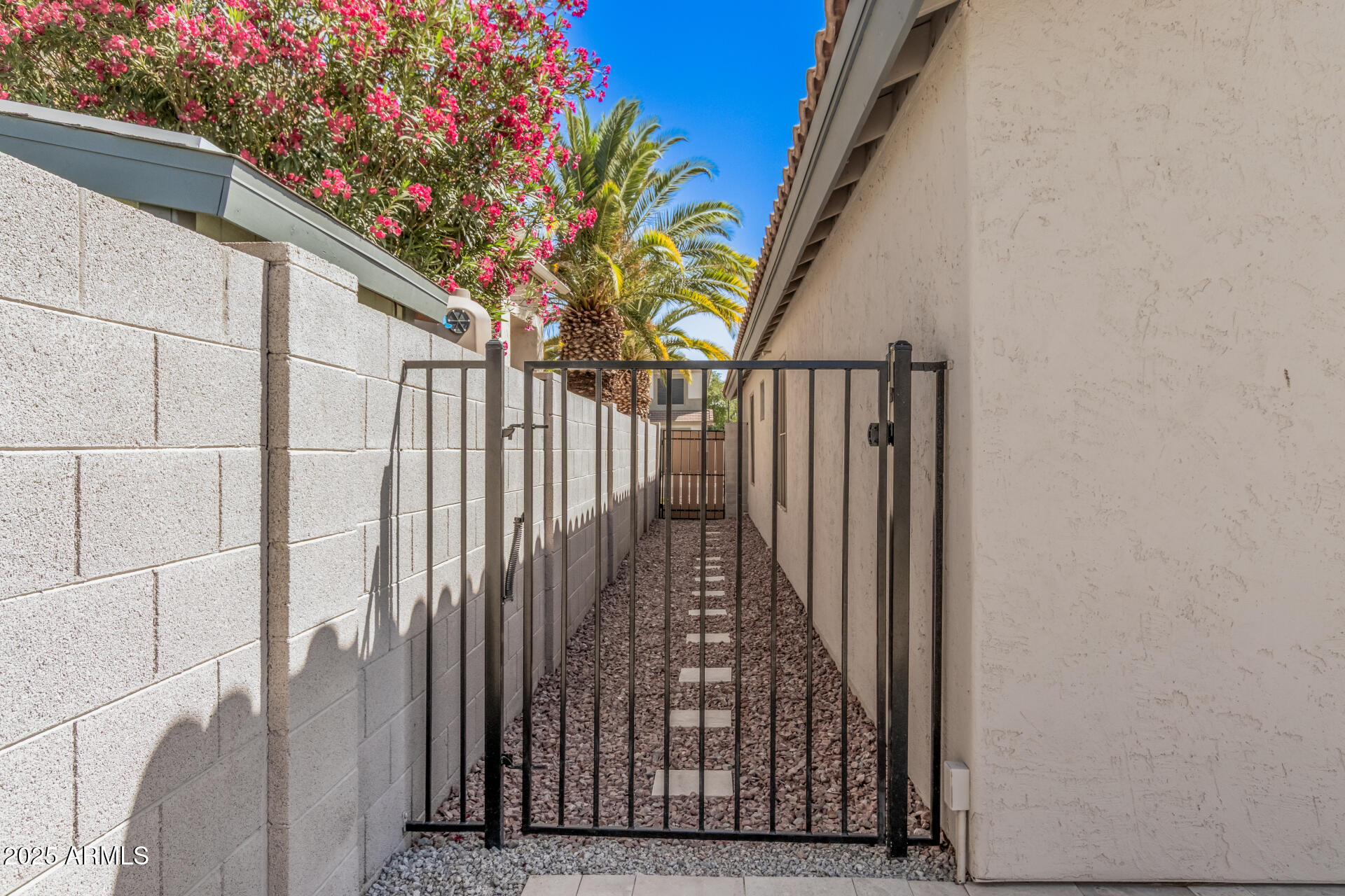 924 E BAYLOR Lane