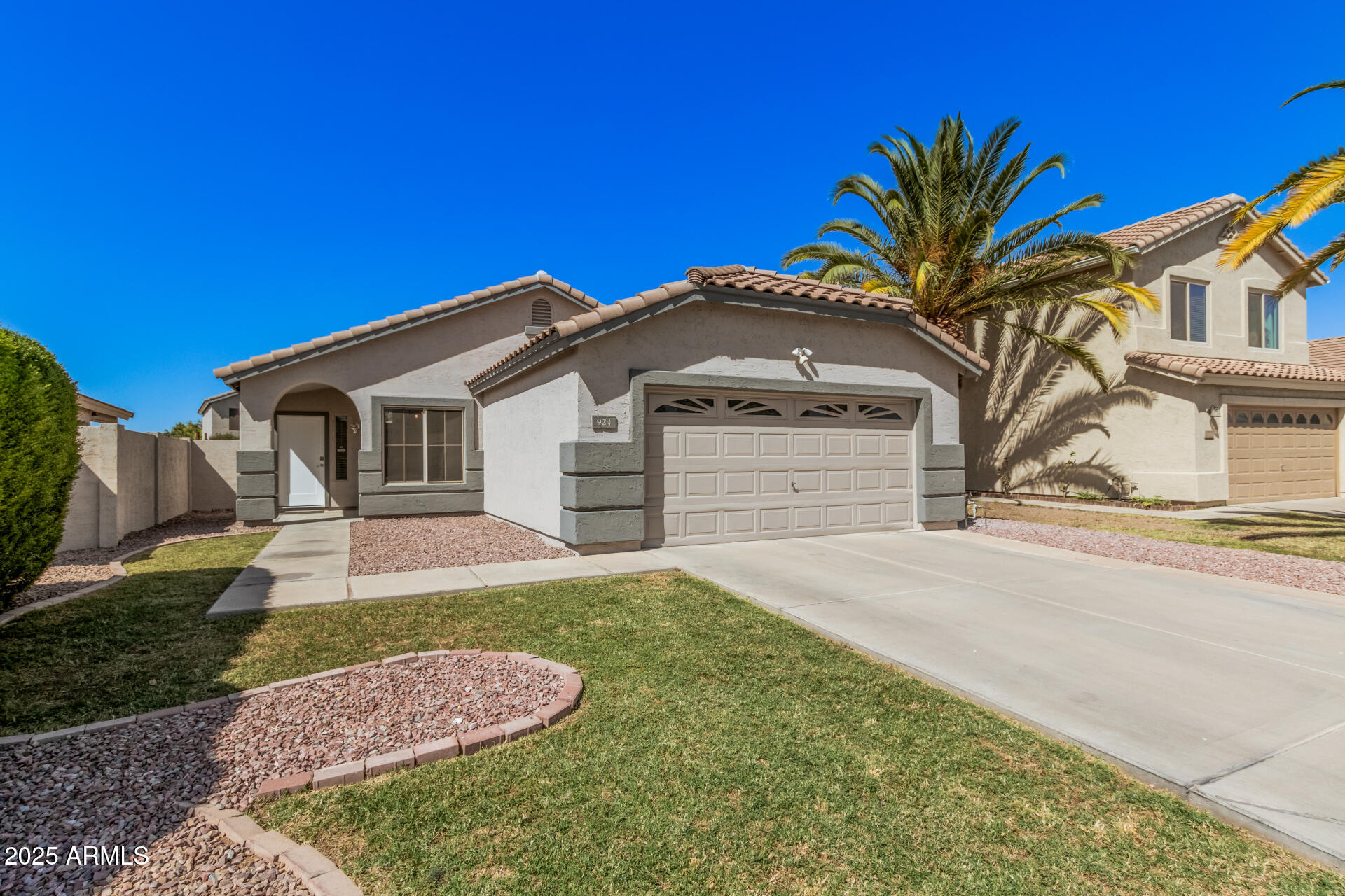 924 E BAYLOR Lane