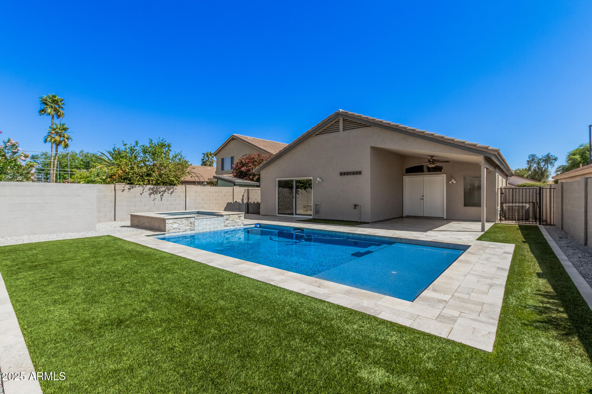 924 E BAYLOR Lane