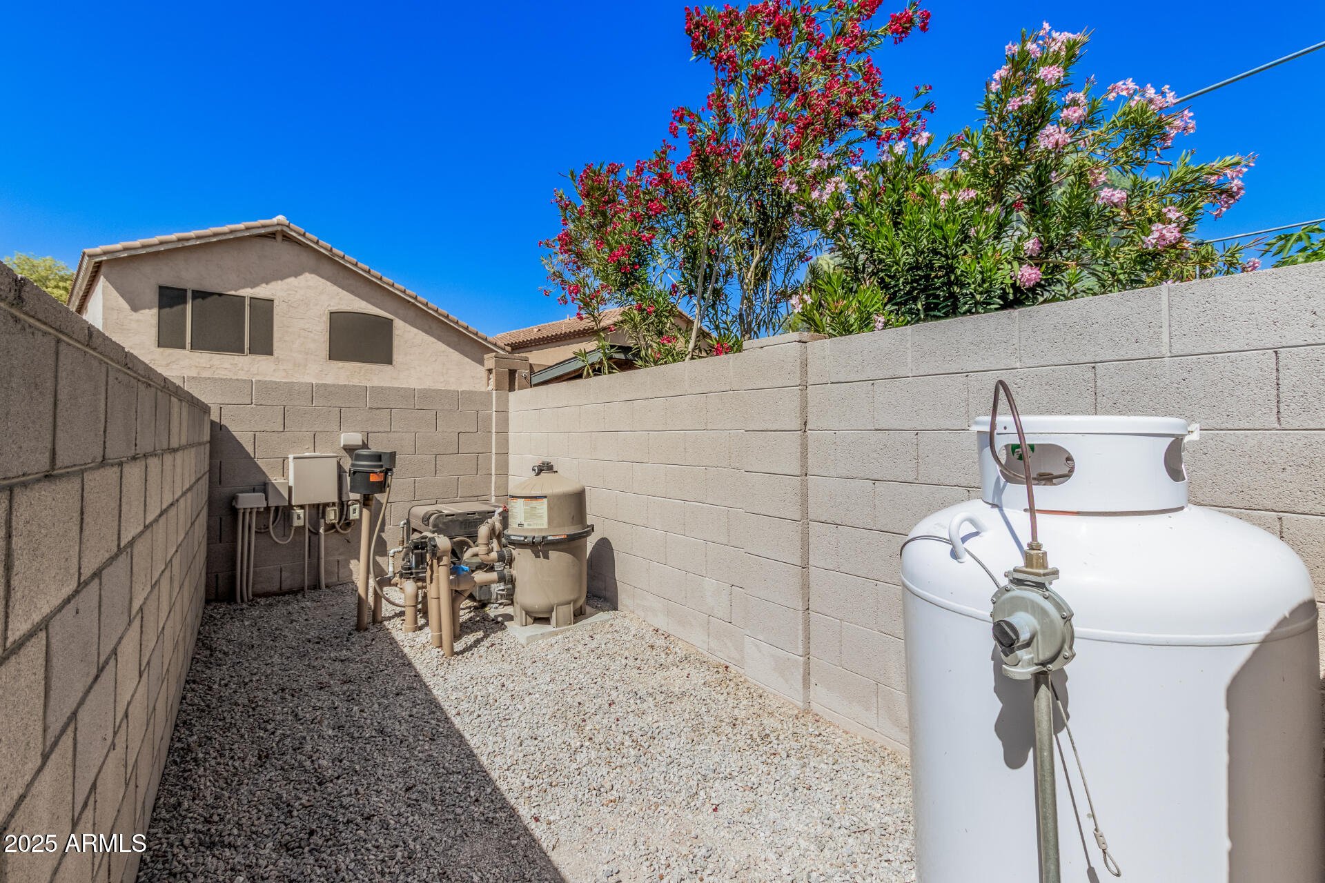 924 E BAYLOR Lane