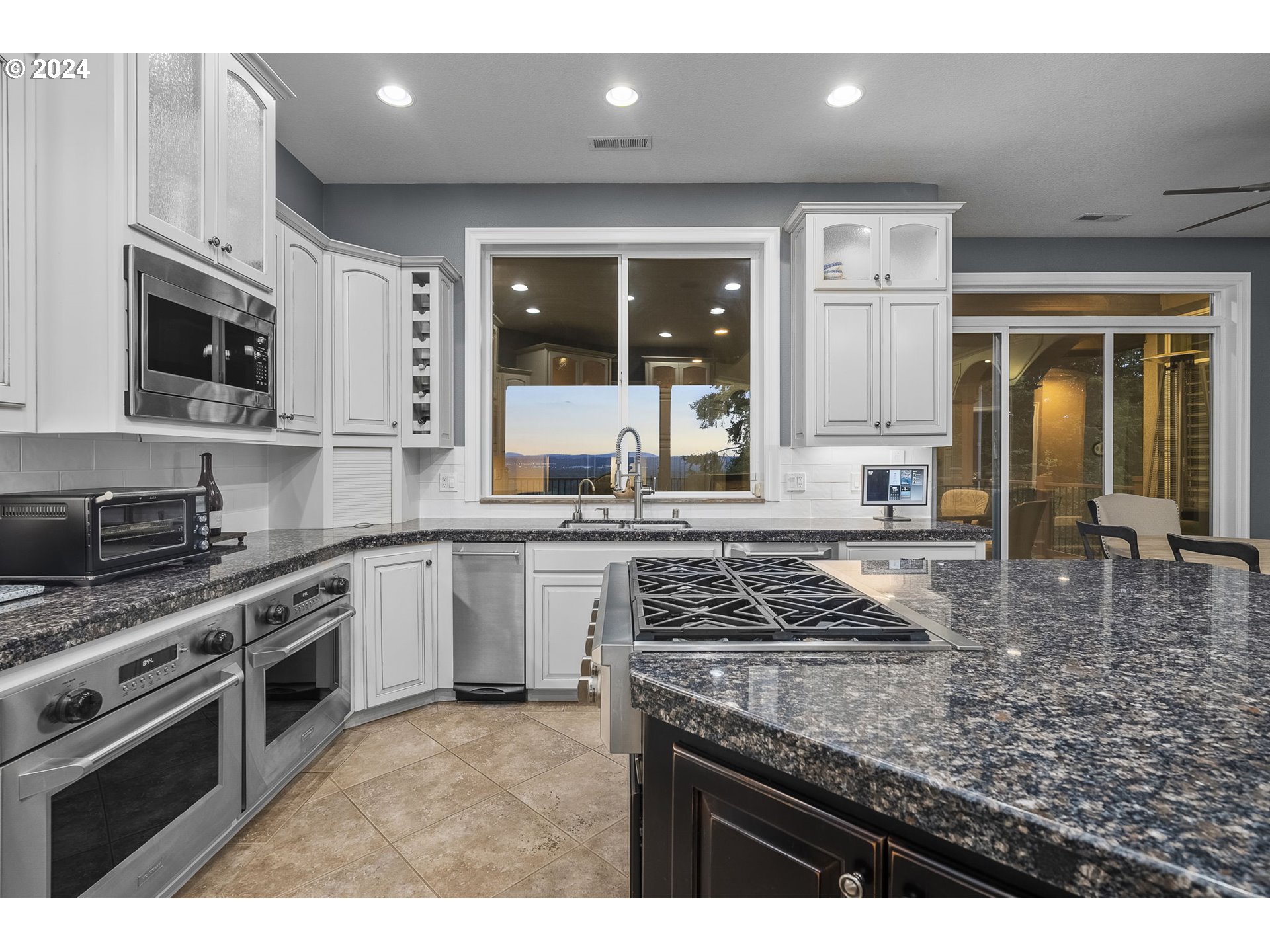 835 NW GRAND RIDGE DR