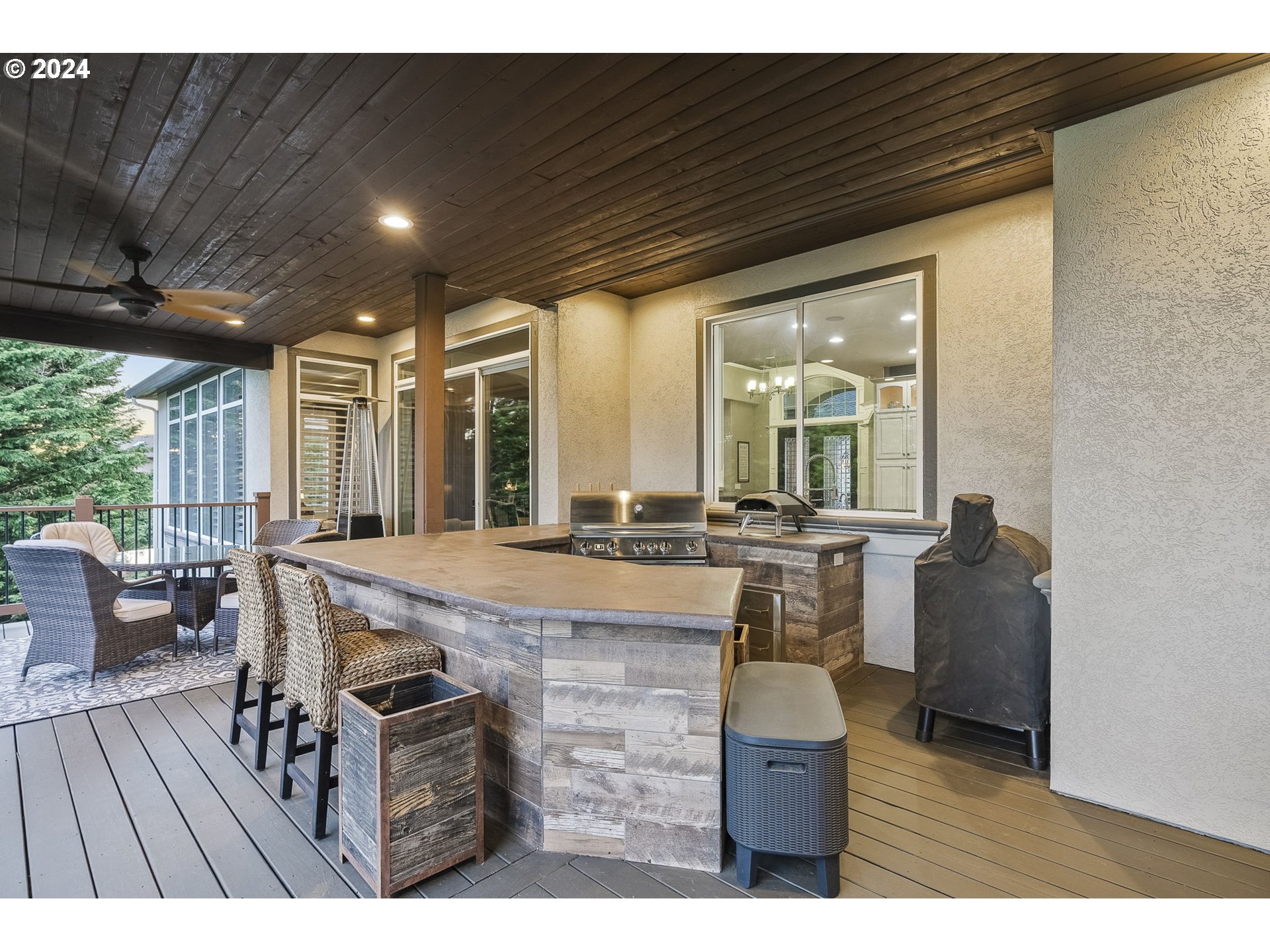 835 NW GRAND RIDGE DR