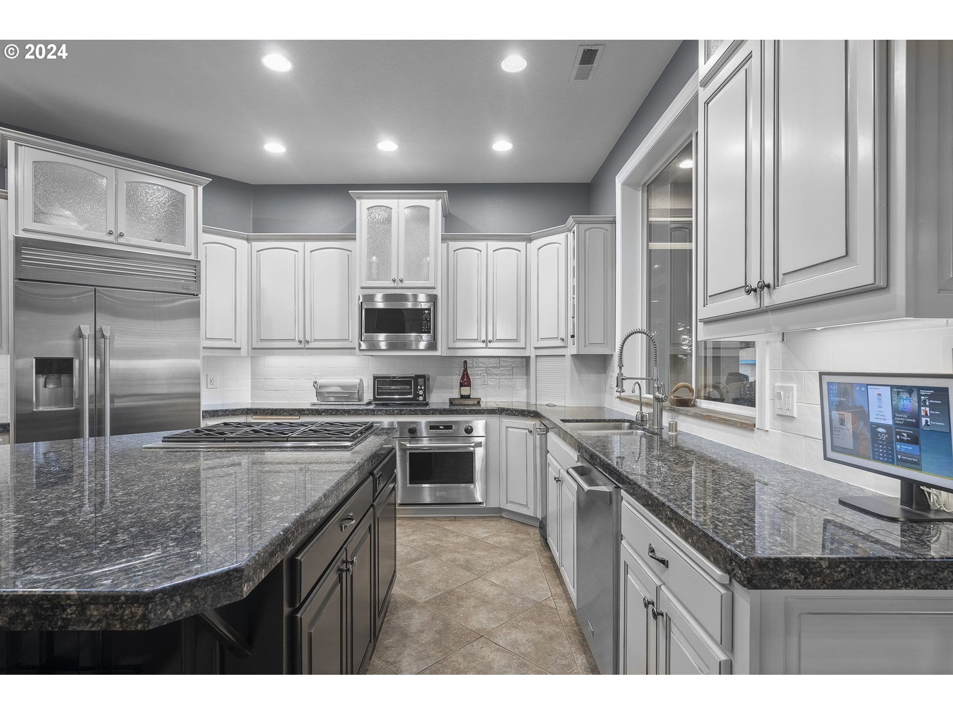 835 NW GRAND RIDGE DR