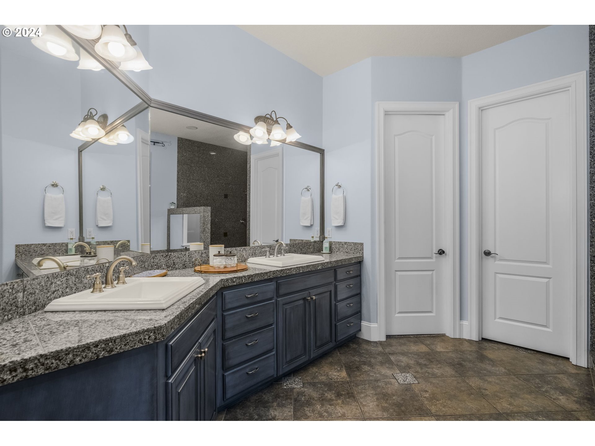 835 NW GRAND RIDGE DR